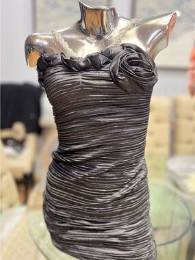 Elegant Gray Ruched Rose-Accent Women’s Dress